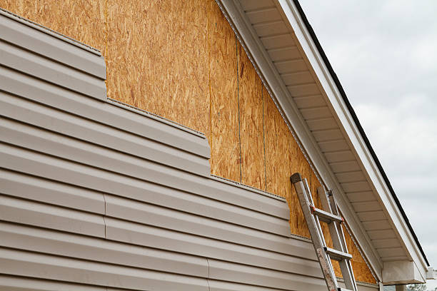 Professional Siding Repair technician working in Deer Park, WA